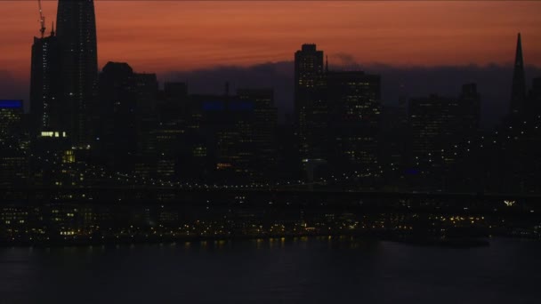 オークランド湾橋通勤車両交通私たち 高速道路 サンフランシスコ市高層ビル カリフォルニア アメリカのサンフランシスコ 2017年 空中サンセット ビュー — ストック動画