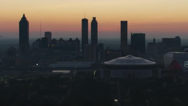 Atlanta November 2017 Aerial Belysta Skyskrapa Sunrise Mercedes Benz Stadium — Stockvideo