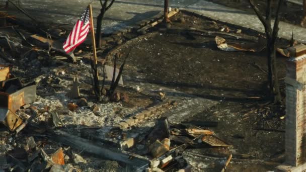 地上災害アメリカ カリフォルニアに焼けて 野火農村郷の現代家に起因する荒廃の航空写真 — ストック動画