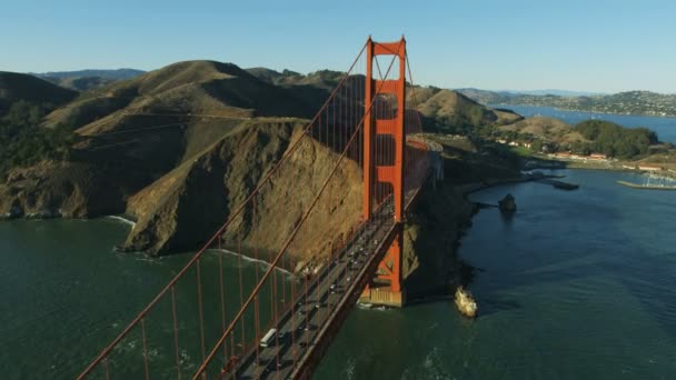 Luchtfoto Zonlicht Weergave Van Golden Gate Weg Verkeer Brug Ons — Stockvideo