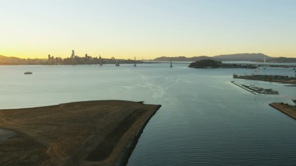 Vista Aérea Baía Oceânica Pôr Sol Ponte Suspensão Rodoviária Oakland — Vídeo de Stock