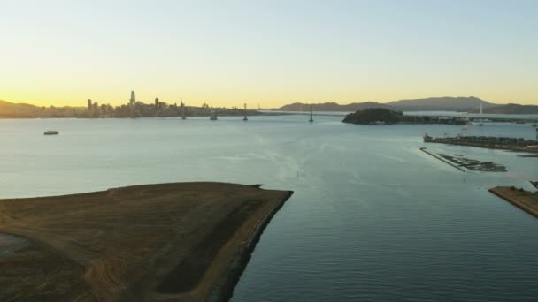 空中夕日海湾オークランド湾道路吊り橋私たち のサンフランシスコ市摩天楼アメリカ合衆国カリフォルニア トレジャー アイランド ビュー — ストック動画