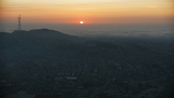Antenne Sonnenuntergang Stadt Ansicht Der Twin Peaks Sutro Und Funkturm — Stockvideo
