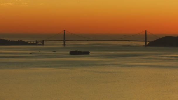 Luftaufnahme Des Sonnenuntergangs Containerschiff Der Nähe Der Golden Gate Bridge — Stockvideo