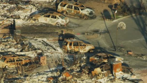 モダンなホテルの野火農村郷によって引き起こされる破壊の空撮に地面に焼けてカリフォルニア アメリカの自然災害 — ストック動画