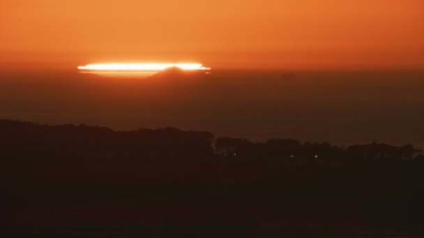 ファラロン諸島リモート太平洋ロッキー スタックであり サンフランシスコ ベイエリアのカリフォルニア アメリカ近くの夕焼け空撮 — ストック動画