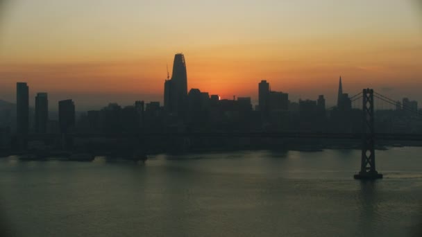 Vista Aérea Ciudad Atardecer Puente Bahía Salesforce Construcción Rascacielos Embarcadero — Vídeos de Stock