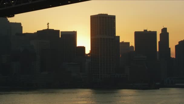 Solnedgången Flygfoto Över Oakland Bay Road Bridge Pendlare Fordon Trafik — Stockvideo