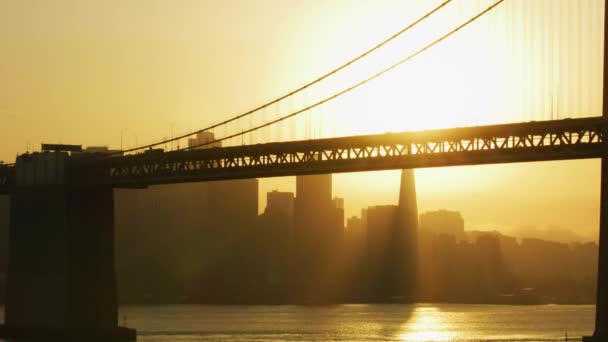 Vista Aérea Ciudad Atardecer Puente Bahía Transamérica Construcción Rascacielos Piramidales — Vídeo de stock