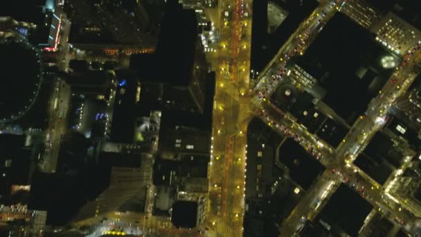 Vista Aérea Vertical Nocturna Iluminada Del Centro Ciudad Vehículos Carreteras — Vídeo de stock