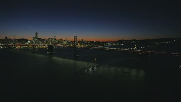 Vista Iluminada Nocturna Aérea Del Puente Vial Oakland Bay Highway — Vídeos de Stock