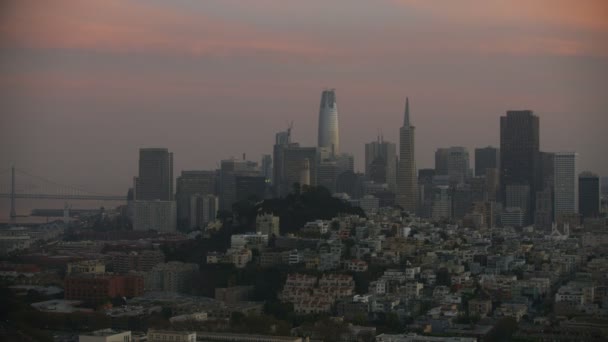 Luchtfoto Schemering Stad Verlicht Weergave Van Transamerica Pyramid Salesforce Toren — Stockvideo