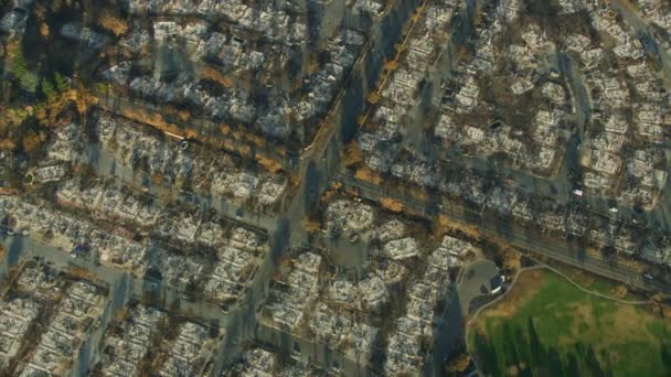 アメリカのカリフォルニアに地面に焼けて壊滅的な山火事現代家によって破壊されたいくつかの保存とその他のプロパティの空撮 — ストック動画
