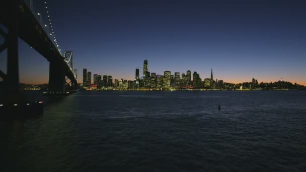 空中夜景照亮奥克兰湾城市道路交通收费大桥美国80公路旧金山市中心城市灯和摩天大楼加利福尼亚美国 — 图库视频影像