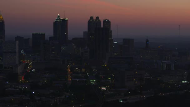 アトランタ中心部ダウンタウンのビジネス地区都市高層ビルや郊外のジョージア アメリカ アトランタ 2017年 照らされた空中サンライズ ビュー — ストック動画