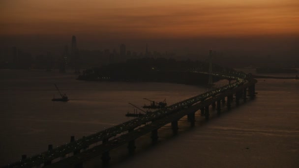 Εναέρια Θέα Στο Ηλιοβασίλεμα Από Τέλη Διοδίων Oakland Bay Bridge — Αρχείο Βίντεο