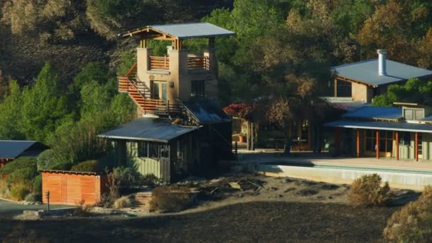 Αεροφωτογραφία Της Καταστροφή Της Γης Από Wildfire Κατεστραμμένα Πολυτελή Σπίτια — Αρχείο Βίντεο