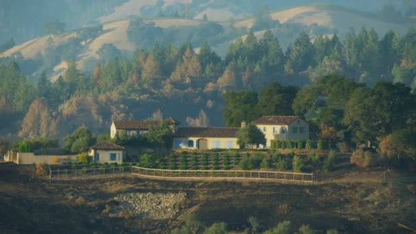 Luchtfoto Van Luxe Geïsoleerde Heuvel Huis Gered Van Vernietiging Van — Stockvideo