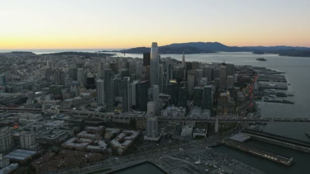 Vista Aérea Crepúsculo Centro Cidade Bay Bridge Tráfego Highway Salesforce — Vídeo de Stock