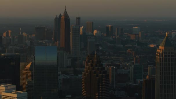 アトランタ 2017年 航空技術の正方形地区南部ジョージア アメリカ合衆国でかすんで市超高層ビルの日の出早朝 — ストック動画