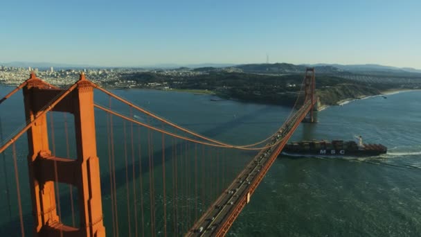 ゴールデン ゲート ブリッジとプレシディオ軍用地サンフランシスコ都市景観カリフォルニア アメリカの近くにコンテナー船のサンフランシスコ 2017年 空中ベイ ビュー — ストック動画