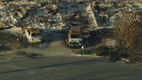 プロパティの空中景観保存し 野火の現代家によって破壊された他の人は地面に焼けて カリフォルニア アメリカの自然災害 — ストック動画