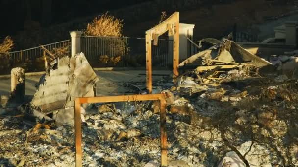 Пташиного Польоту Домівки Розкоші Ізольовані Hillside Спалили Землю Після Евакуації — стокове відео