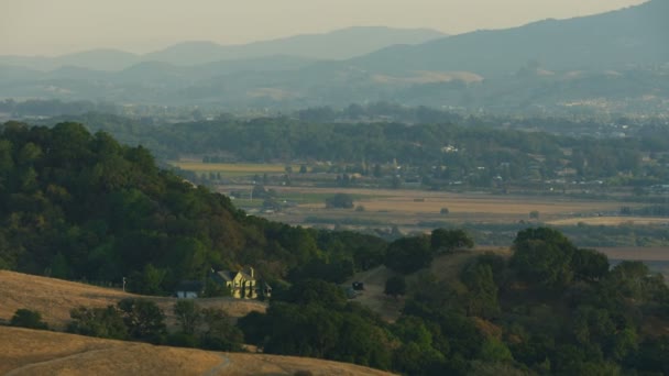 緑の丘陵田園カリフォルニア バレーの田舎ブドウ畑農耕地ソノマ アメリカの風景空撮 — ストック動画