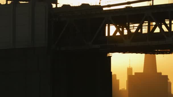 Solnedgången Flygfoto Över Oakland Bay Road Bridge Pendlare Fordon Trafik — Stockvideo