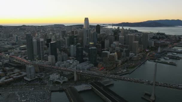 Skymningen Flygfoto Över Downtown Bay Bridge Trafik Salesforce Teknik Tower — Stockvideo