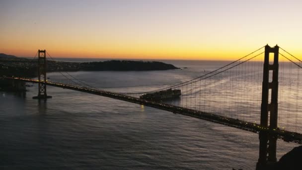 ゴールデン ゲート ブリッジ私たち 101 道路コンテナー船米国カリフォルニア州プレシディオはサンフランシスコのベイエリアのサンフランシスコ 2017年 空中サンセット ビュー — ストック動画