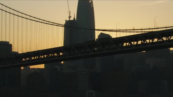 サンフランシスコ 2017年 日没の空中都市ビュー ベイブリッジ Salesforce タワー超高層ビル建設エンバカデロ金融ビジネス地区 サンフランシスコ湾カリフォルニア州アメリカ — ストック動画