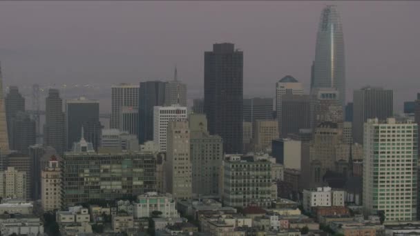 サンフランシスコ 2017年 日没の空中都市ビュー ベイブリッジ Salesforce タワー超高層ビル建設エンバカデロ金融ビジネス地区 サンフランシスコ湾カリフォルニア州アメリカ — ストック動画