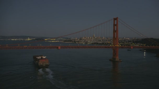サンフランシスコ 2017年 空中照らされた夜ビュー ゴールデン ゲート道橋私たち 101 幹線コンテナー船サンフランシスコ市摩天楼アメリカ カリフォルニア — ストック動画
