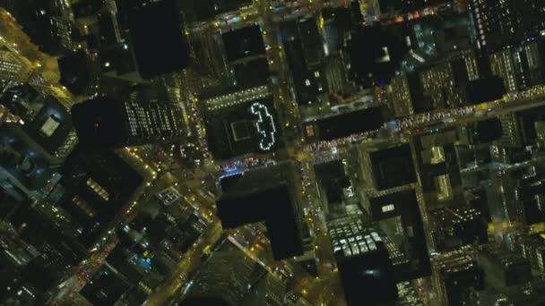 空中夜照亮了网格的头顶景观像城市道路市中心车辆交通屋顶建筑办公室摩天大楼旧金山太平洋加利福尼亚美国 — 图库视频影像