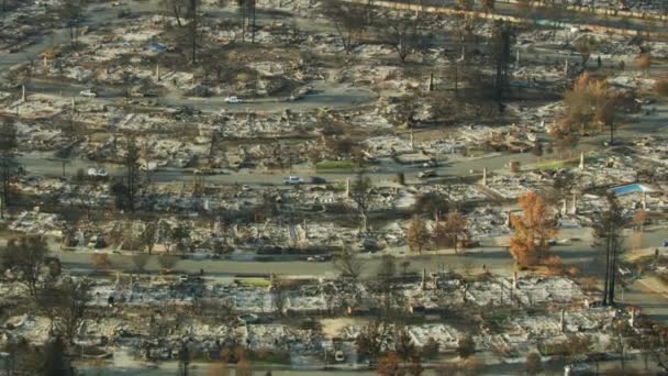 以破坏性野火焚烧地面的乡镇现代住宅鸟瞰美国加利福尼亚州纳帕的破坏性自然灾害 — 图库视频影像