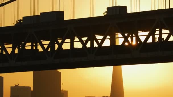 奥克兰湾双层公路桥的空中日落景观通勤车辆交通美国80公路旧金山城市摩天大楼加利福尼亚美国 — 图库视频影像