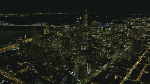 旧金山 2017年11月 空中夜被照亮的看法旧金山市中心城市灯和摩天大楼奥克兰海湾桥梁美国80公路加利福尼亚美国 — 图库视频影像