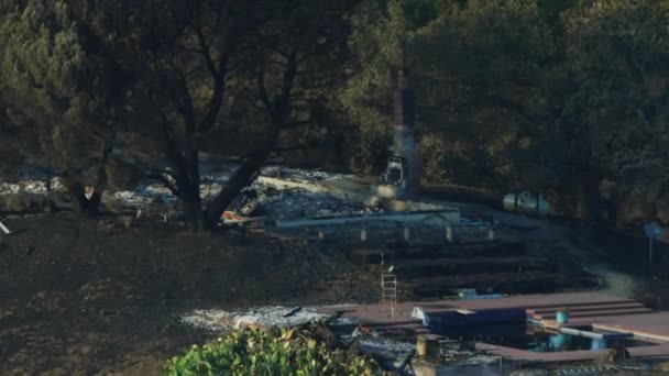 自然災害米国カリフォルニアに極端な干ばつの後地面に焼けて野火破壊荒廃ラグジュアリーホームズの丘の中腹の航空写真 — ストック動画