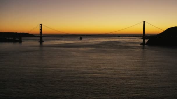 Solnedgången Flygfoto Över Golden Gate Road Traffic Bridge Marin Headlands — Stockvideo