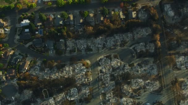 野火農村コミュニティの現代家に起因する荒廃の空撮焼失する壊滅的な自然災害米国カリフォルニア州 — ストック動画