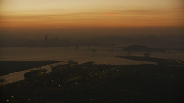 Luchtfoto Zonsondergang Haze Uitzicht Verlichte Oakland Poort Docks Bay Bridge — Stockvideo