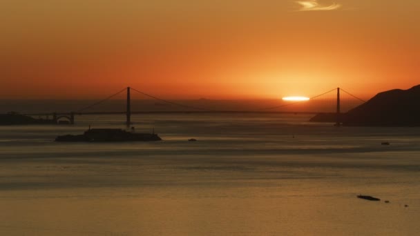 アルカトラズ島ゴールデン ゲート ブリッジ私たち 101 高速道路マリン ヘッドランズ サンフランシスコ カリフォルニアの夕日空撮 — ストック動画