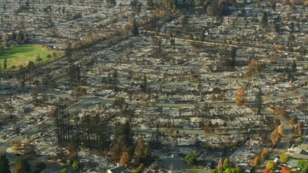 以破坏性野火焚烧地面的乡镇现代住宅鸟瞰美国加利福尼亚州纳帕的破坏性自然灾害 — 图库视频影像