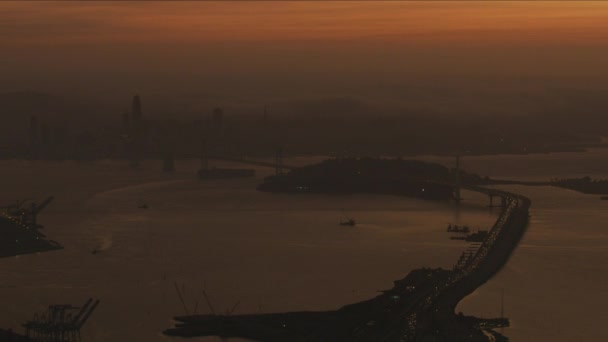Εναέρια Ηλιοβασίλεμα Φωτίζεται Σούρουπο Θέα Κόλπο Διόδια Γέφυρα Μας Αυτοκινητόδρομος — Αρχείο Βίντεο