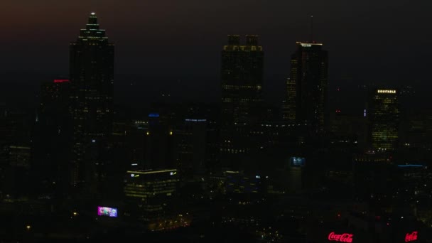 Atlanta Noviembre 2017 Noche Aérea Iluminada Vista Los Rascacielos Edificios — Vídeo de stock