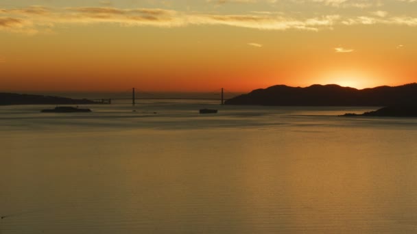 Antenne Sonnenuntergang Ansicht Der Insel Alcatraz Goldenes Tor Brücke Uns — Stockvideo
