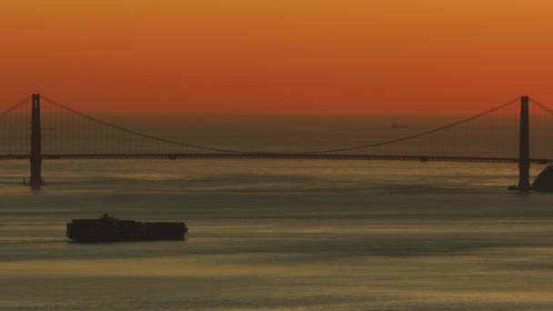 Vista Aérea Atardecer Del Buque Portacontenedores Cerca Del Puente Golden — Vídeos de Stock