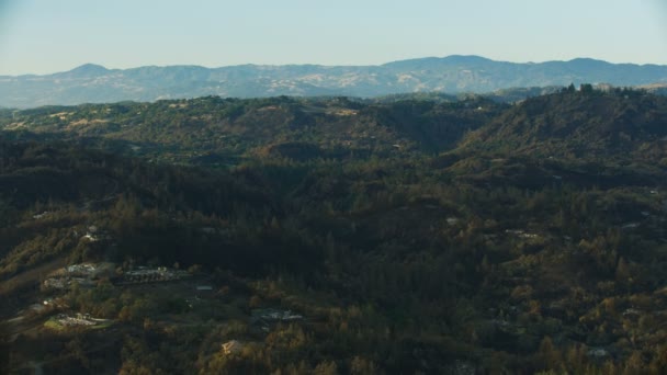 Luchtfoto Heuvel Uitzicht Luxe Eigenschappen Opgeslagen Anderen Vernietigd Door Wildvuur — Stockvideo