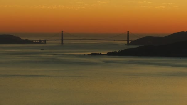 ゴールデン ゲート ブリッジ私たち 101 高速道路マリン ヘッドランズ サンフランシスコ カリフォルニア アメリカの空中のサンセット ビュー — ストック動画
